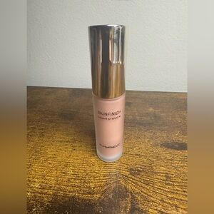 Mac skinfinish lightstruck liquid highlighter space slippers